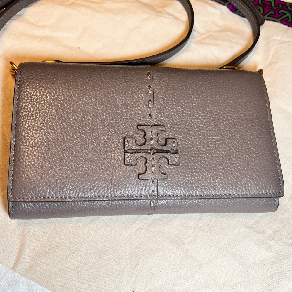 NWT Tory Burch McGraw Crossbody Wallet in Silver Maple Pebbled Leather